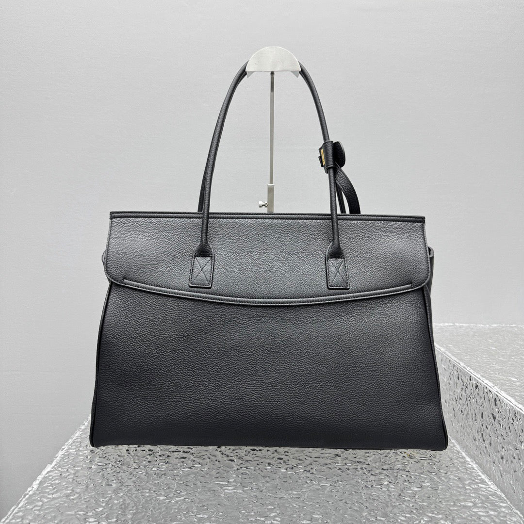 Balenciaga CarryAll de Carrie