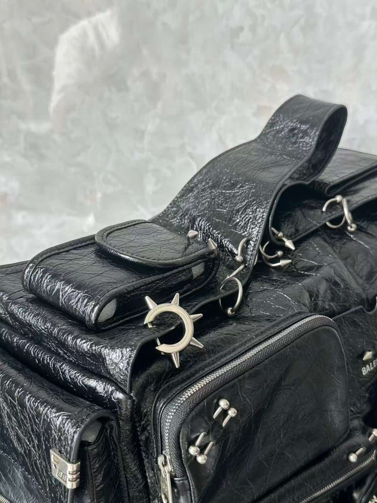 Balenciaga Superbusy tachonado